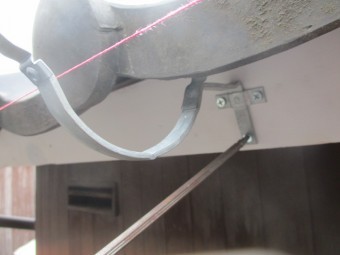 軒樋金具の取り付け中です