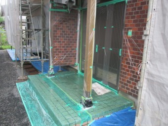 玄関周りの養生が終了しました