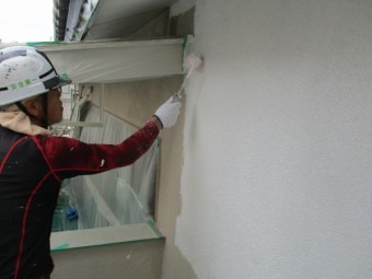 外壁の下塗り中です