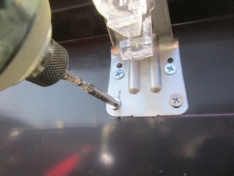 軒樋金具の取り付け中です