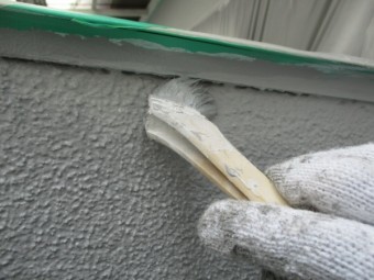 上塗りの刷毛塗装中です