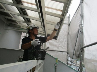 ベランダ屋根枠の塗装中です