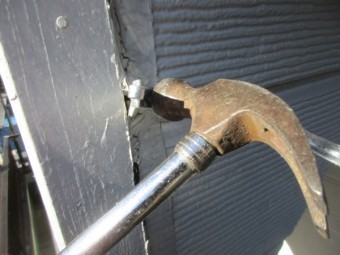 縦樋金具を取り付けました