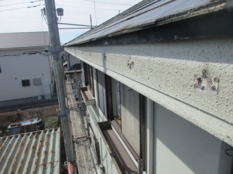 既存の軒樋取り付け穴をコーキングしました