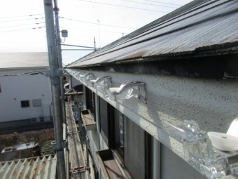 軒樋金具を取り付けました