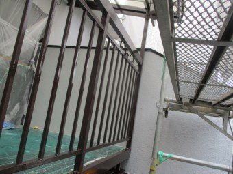ベランダ手すりの中塗りが終了しました