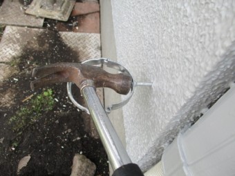 縦樋金具を取り付けました