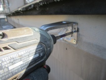 軒樋金具の取り付け中です