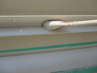 母屋の上塗り刷毛塗装中です