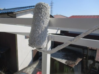 母屋の上塗りローラー塗装中です