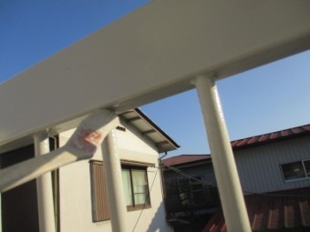 格子の上塗り刷毛塗装中です