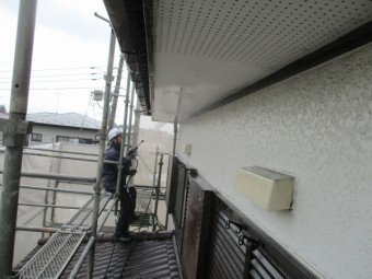 軒天の洗浄中です