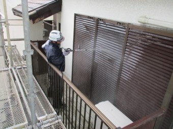 雨戸、戸袋洗浄中です
