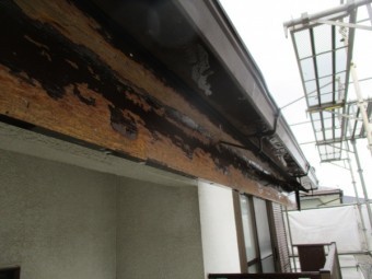 軒樋と破風の洗浄後の状態です