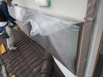 出窓の養生中です