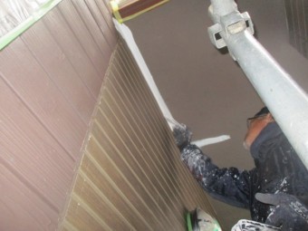 玄関軒天の刷毛塗装中です
