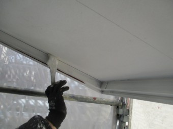 増築部の軒天刷毛塗装中です