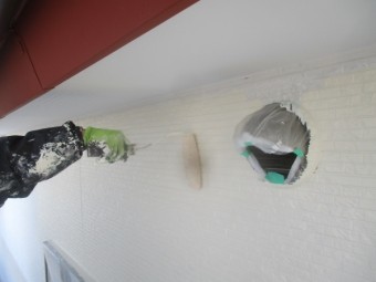 2階外壁の中塗りローラー塗装中です