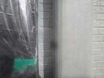 ローラーが入らない外壁とサッシの隙間です