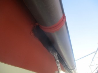 破風板金の中塗り刷毛塗装中です