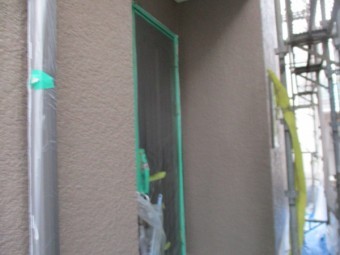 玄関周りの外壁中塗りが終了しました