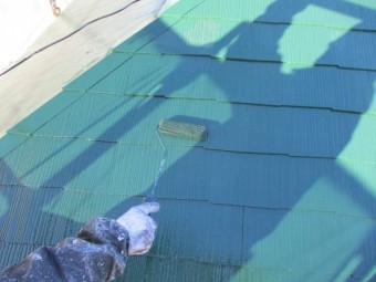 コロニアル屋根のローラー上塗り塗装中です
