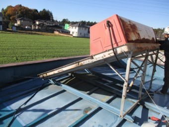 1階屋根の温水器の状態です