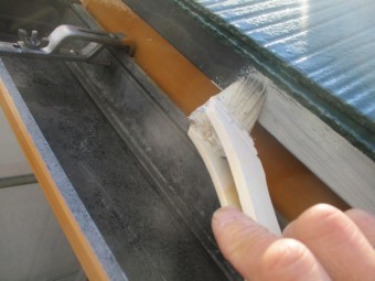 軒先水切りのさび止め塗装中です