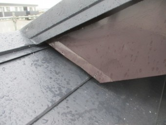 ルーフと破風板金の取り合いです