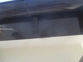 鼻隠し板金のローラー塗装中です