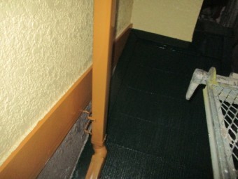 下屋根の中塗り塗装が終了しました
