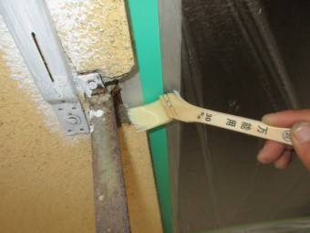 モルタル接着強化材を塗布中です