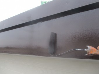 破風板金の上塗りローラー塗装中です