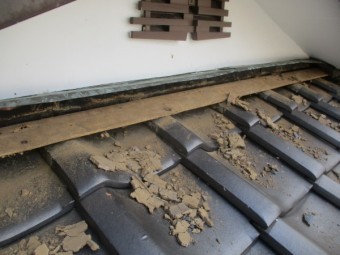 入母屋部分の撤去中です