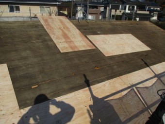 南面の野地板取り付け中です
