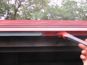 軒先水切りの刷毛塗装中です