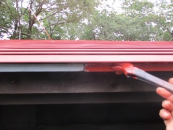 軒先水切りの刷毛塗装中です