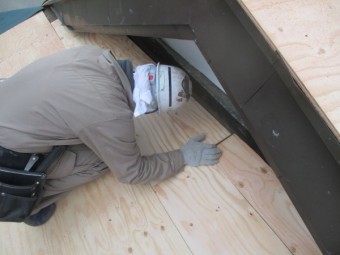 母屋部分の野地板取り付け中です