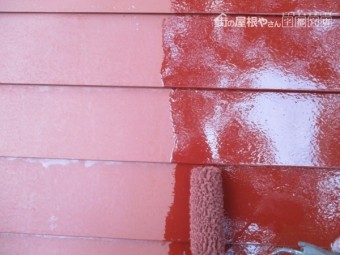 中塗りローラー塗装中です