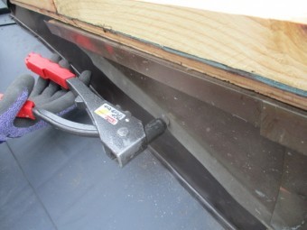 破風板板金と加工した板金をリベットで固定しました