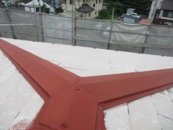 棟板金の錆止め塗装が終了しました