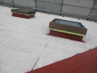 天窓の板金部分の下塗りが終了しました