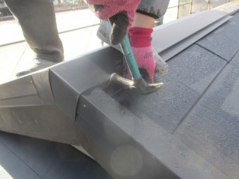 棟板金の取り付け中です