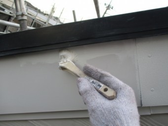破風板のさび止めと塗装中です