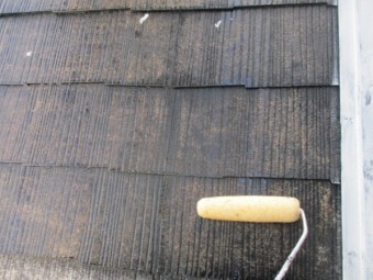 下屋根の下塗り中です