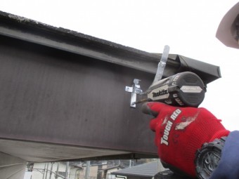 軒樋金具を取り付けました