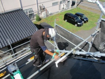 屋根足場の足を上げました