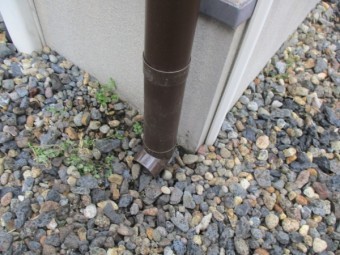 縦樋にエルボーを取り付けました