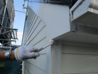 鼻隠しと化粧柱の中塗り中です