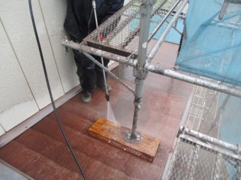 下屋根の高圧洗浄中です